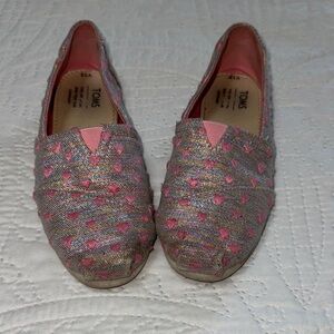 TOMS Women's Pink and Gray Heart Pattern Loafers